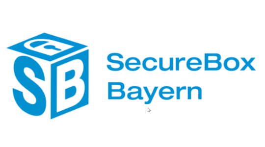 drei Seiten eines Würfels, oben ein Vorhängeschloss, links S rechts B, daneben SecureBox Bayern